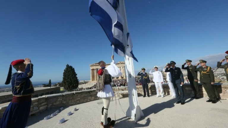 Εορτασμός 25ης Μαρτίου: Έπαρση της Σημαίας στον Ιερό Βράχο της Ακρόπολης