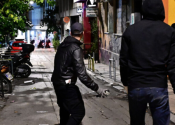 Επίθεση κατά διμοιρίας των ΜΑΤ στα Εξάρχεια τα ξημερώματα - 114 προσαγωγές