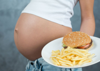 Έρευνα: Η μεγάλη κατανάλωση υπερεπεξεργασμένων τροφίμων συνδέεται με μειωμένη γονιμότητα