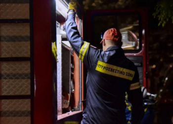 Έσπασαν την τζαμαρία καφετέριας στους Αγίους Αναργύρους και έβαλαν φωτιά
