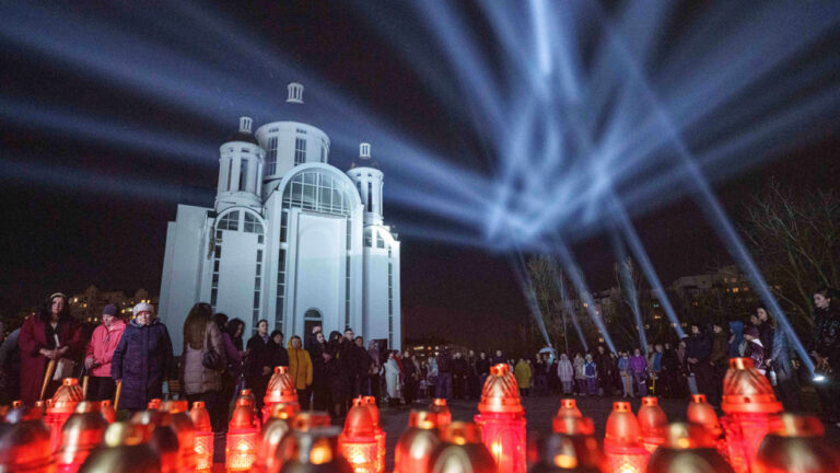 Ευρωπαίοι ΥΠΕΞ και Κάλας επισκέπτονται την Μπούτσα, 4 χρόνια μετά τις ρωσικές φρικαλεότητες