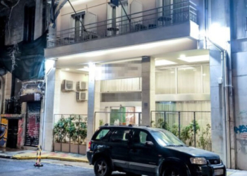 Εξάρχεια: Σήμερα φθάνουν οι γονείς του 15χρονου που έπεσε από μπαλκόνι ξενοδοχείου - Τι ερευνούν οι Αρχές