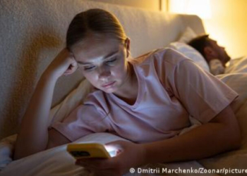 Γιατί οι νέοι «κολλάνε» στα σόσιαλ