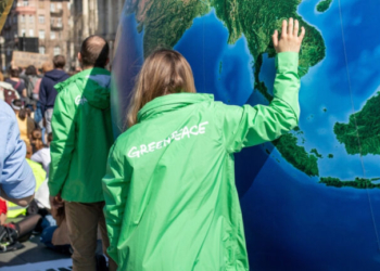 Greenpeace: Υπαρξιακή απειλή μετά το πρόστιμο 345 εκατ. δολαρίων στις ΗΠΑ