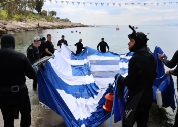 H Πειραϊκή «ντύθηκε» στα γαλανόλευκα: Σημαία-γίγας για την 25η Μαρτίου (video-φωτό)