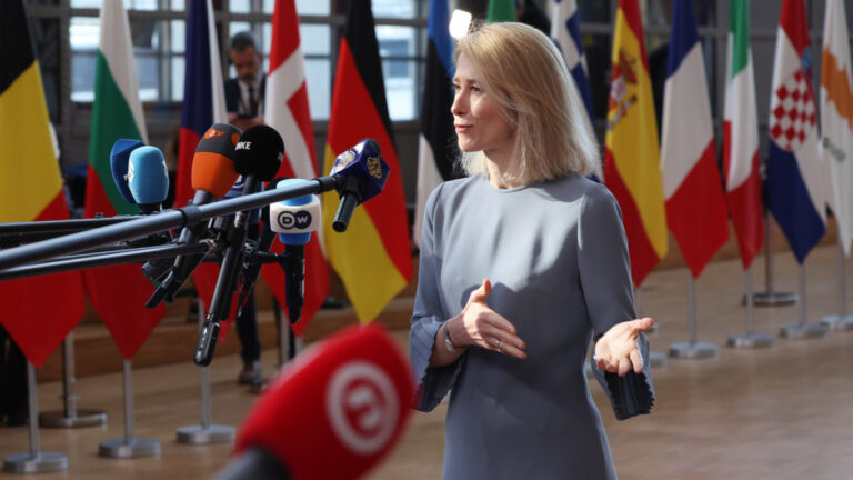 Η ΕΕ διαφωνεί με τις παραχωρήσεις εδαφών της Ουκρανίας – Η Κάλας μιλά για «ρωσική τακτική»