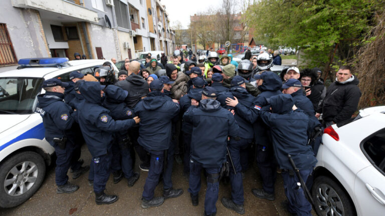 Η Ευρωπαϊκή Ένωση εκφράζει ανησυχία για βία στις εκλογές της Σερβίας και ζητά λογοδοσία