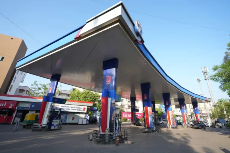 Ινδία: Κατεβάζουν ρολά τα βενζινάδικα συγκεκριμένων επαρχιών - Πανικός για λίγο πετρέλαιο