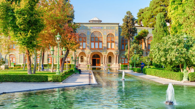 ΗΠΑ-Ισραήλ έπληξαν και ιστορικά μνημεία του Ιράν: Ζημιές στο παλάτι Γκολεστάν και στο Ισφαχάν - Δείτε βίντεο