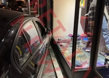 Ηράκλειο: Αυτοκίνητο παρέσυρε 27χρονη και «καρφώθηκε» σε κατάστημα