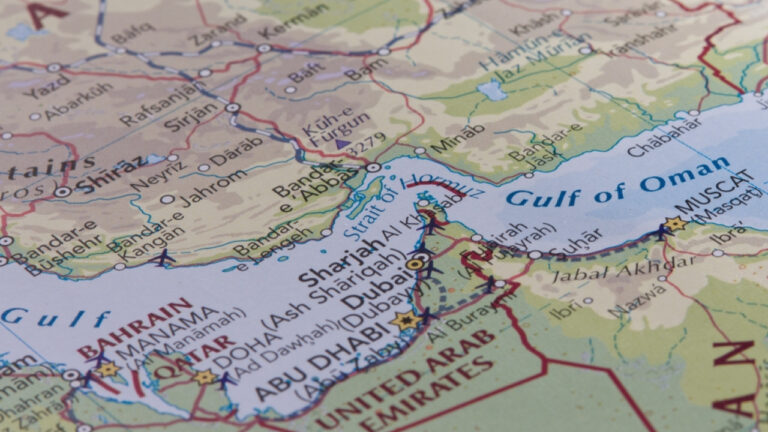 Ιράν: Θα πυρπολήσουμε οποιοδήποτε πλοίο επιχειρήσει να διασχίσει το Στενό του Ορμούζ