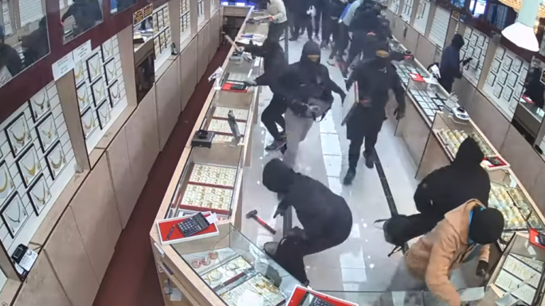 Καλιφόρνια: Συμμορία λεηλατεί κοσμηματοπωλείο με λεία 2 εκατ. δολάρια - Δείτε βίντεο