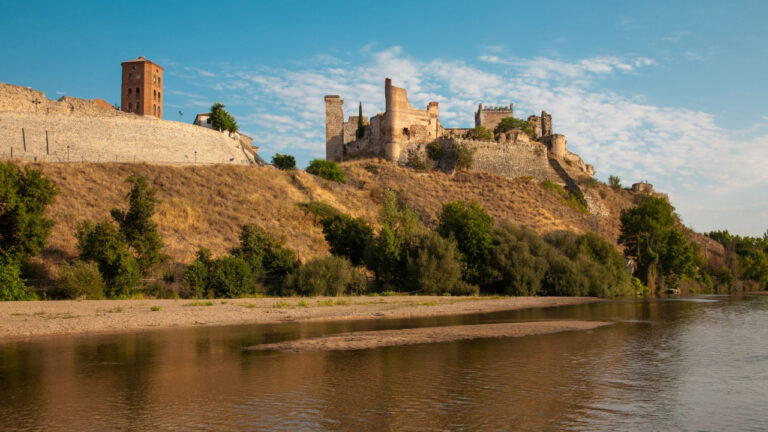 Κατάρρευση πύργου σε κάστρο στην Ισπανία - Βίντεο με επισκέπτες να τρέχουν για τη ζωή τους