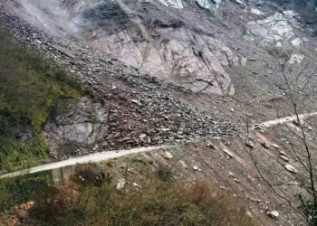 Κατολίσθηση έκλεισε τον κεντρικό δρόμο προς το Ανθηρό- Δείτε φωτογραφίες