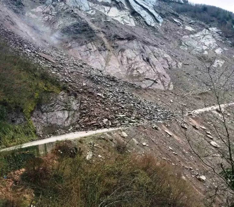 Κατολίσθηση έκλεισε τον κεντρικό δρόμο προς το Ανθηρό- Δείτε φωτογραφίες