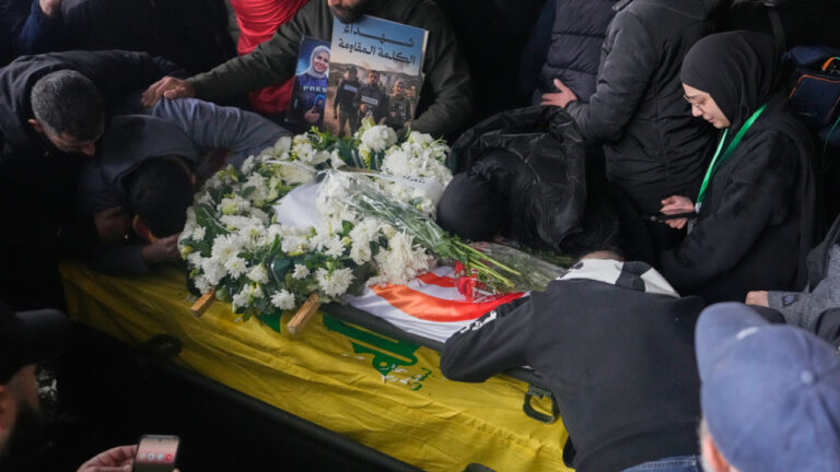 Κηδεύτηκαν οι τρεις Λιβανέζοι δημοσιογράφοι που σκοτώθηκαν σε ισραηλινή επιδρομή