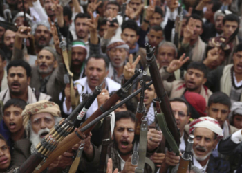 Κομισιόν για Χούθι: Μεγάλος κίνδυνος να εμπλέξουν την Υεμένη στον πόλεμο