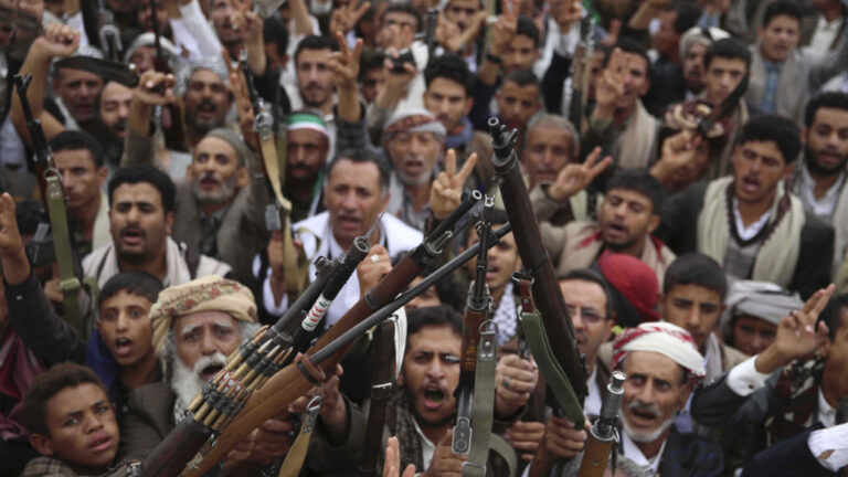 Κομισιόν για Χούθι: Μεγάλος κίνδυνος να εμπλέξουν την Υεμένη στον πόλεμο