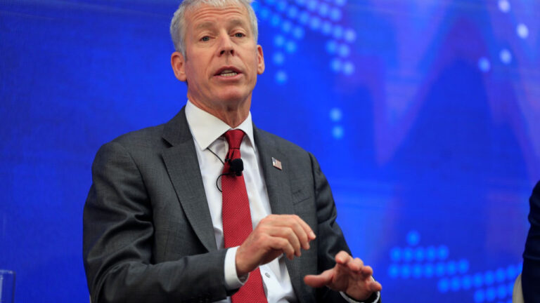 Kρις Ράιτ: Οι ΗΠΑ δεν στοχεύουν να πλήξουν την πετρελαϊκή βιομηχανία του Ιράν