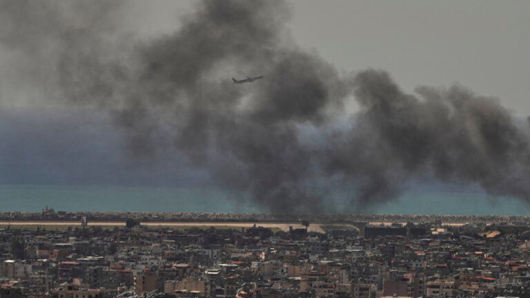 Λίβανος: Ισχυρές εκρήξεις και πυκνοί καπνοί στον ουρανό της Βηρυτού