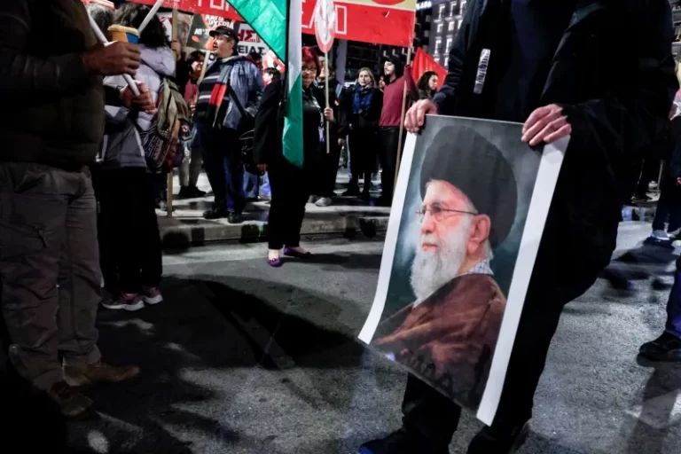 Με πορτρέτο του Χαμενεΐ διαδήλωσε κατά του πολέμου ο Λαφαζάνης - Δείτε εικόνες