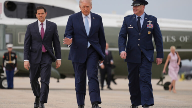 Νέο απειλητικό μήνυμα του Τραμπ στο Ιράν που δεν υπαναχωρεί, παρά το τελεσίγραφο