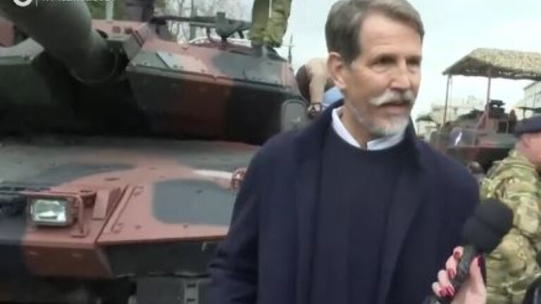 Ο Παύλος Ντε Γκρες έδωσε το «παρών» στη στρατιωτική παρέλαση στο Σύνταγμα – «Ήθελα χρόνια να τη δω»