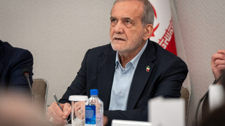 Ο Πεζεσκιάν κατηγορεί Ισραήλ-ΗΠΑ ότι θέλουν να «διαλύσουν» το Ιράν