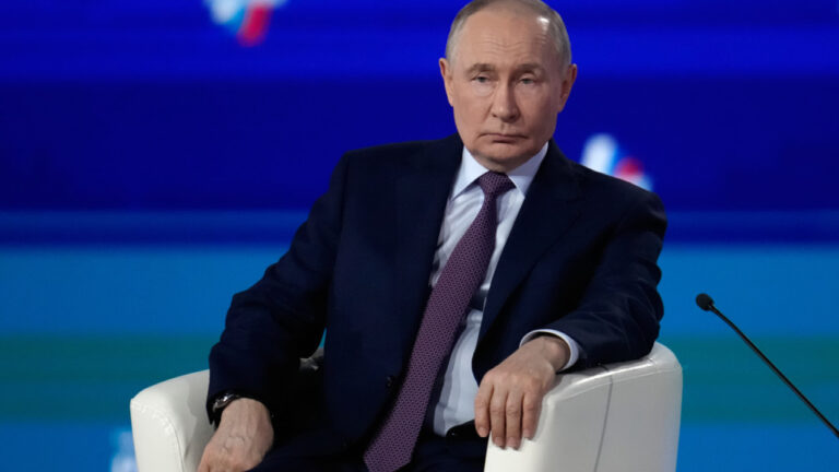 Ο Πούτιν ζητά από τους ολιγάρχες να συνεισφέρουν στον προϋπολογισμό, καθώς το κόστος του πολέμου εκτοξεύεται