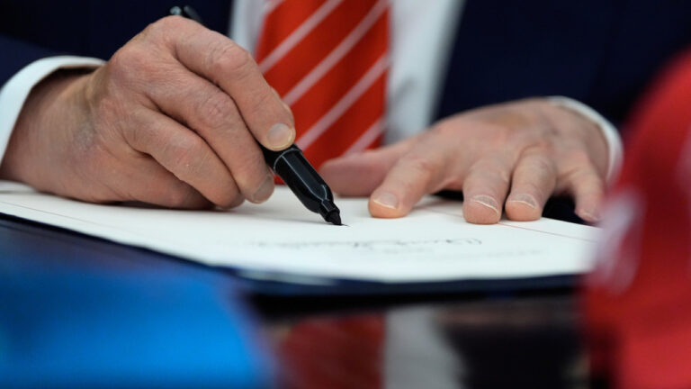 Ο Τραμπ απαγορεύει το δημόσιο να συνεργάζεται με εταιρείες που εφαρμόζουν πολιτικές κατά των διακρίσεων