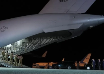 Ο Βανς υποδέχεται το πτώμα του έβδομου αμερικανού στρατιώτη που σκοτώθηκε στη Μέση Ανατολή