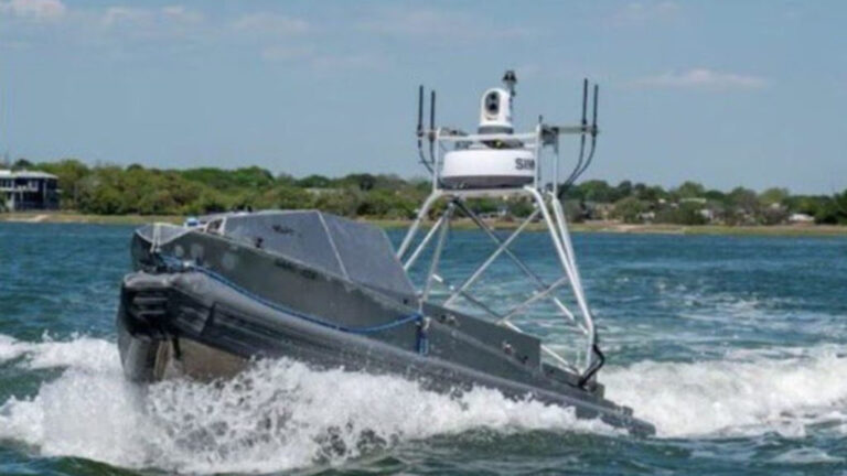 Οι ΗΠΑ αναπτύσσουν μη επανδρωμένα ταχύπλοα στο Στενό του Ορμούζ