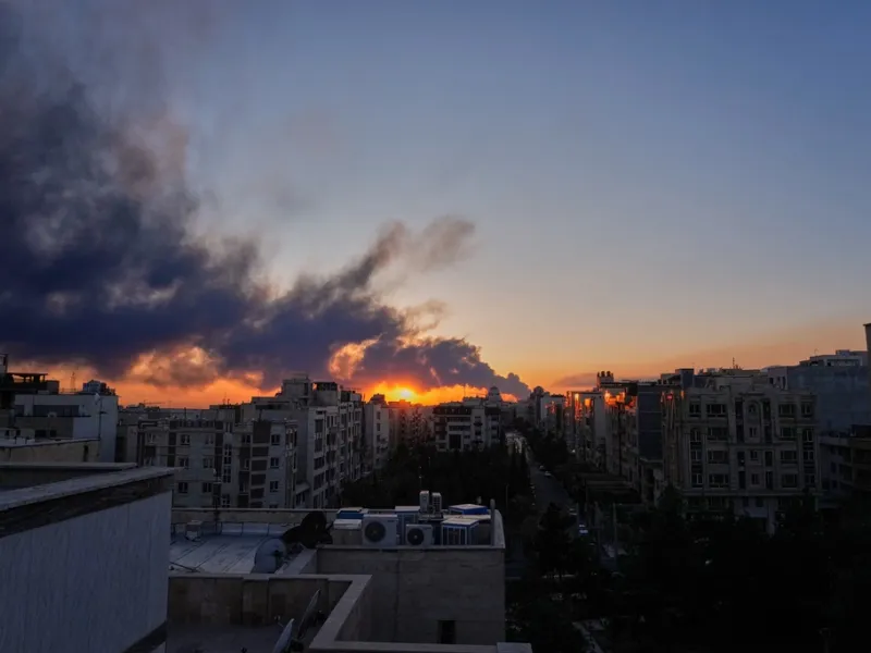 Καπνός στον ορίζοντα Ιράν