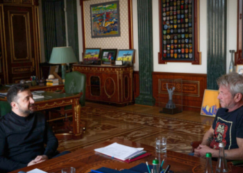 Ουκρανία: Ο Σον Πεν παρέλαβε ένα συμβολικό Όσκαρ από την ουκρανική εταιρεία σιδηροδρόμων