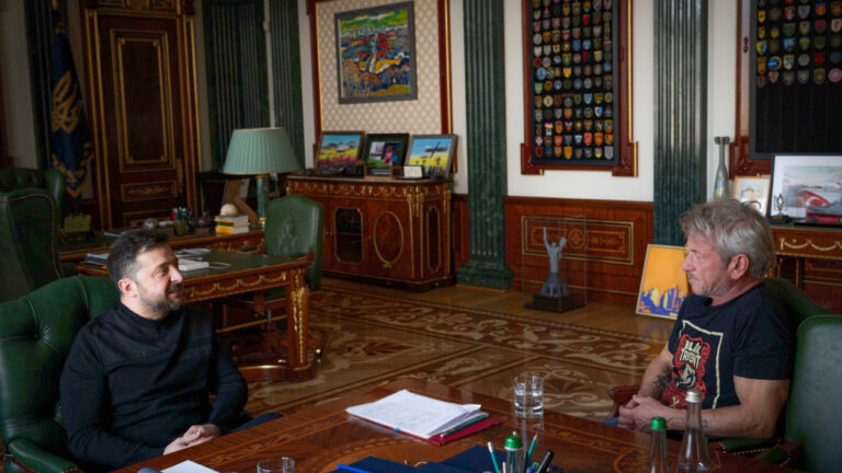 Ουκρανία: Ο Σον Πεν παρέλαβε ένα συμβολικό Όσκαρ από την ουκρανική εταιρεία σιδηροδρόμων