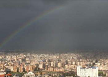 Ουράνιο τόξο πάνω από τη Βηρυτό την ώρα που καπνοί υψώνονται στα νότια προάστια - Δείτε βίντεο