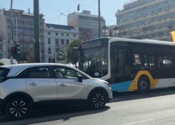 Παράσυρση ηλικιωμένου από λεωφορείο στον Πειραιά - Μεταφέρθηκε στο Τζάνειο σε σοβαρή κατάσταση (Βίντεο)