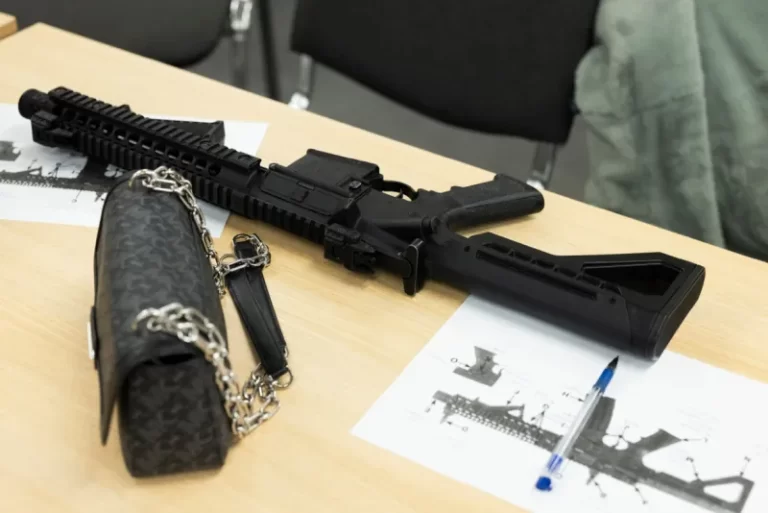 Politico: Γιατί στη Λετονία διδάσκουν στους μαθητές πώς να χρησιμοποιούν όπλα μάχης