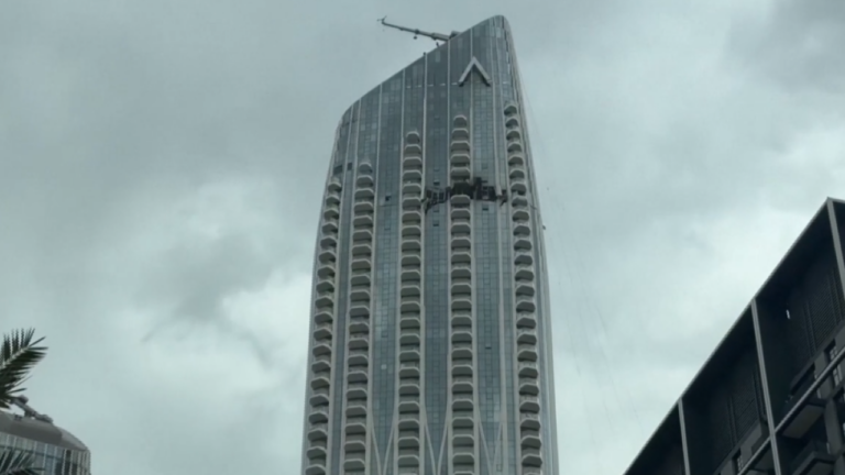 Πολυώροφο κτίριο στο Ντουμπάι χτυπήθηκε από drone – Δείτε βίντεο