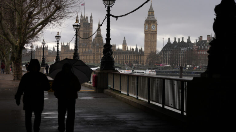 Πονοκέφαλος για τη βρετανική κυβέρνηση οι επιπτώσεις του πολέμου στο κόστος ζωής
