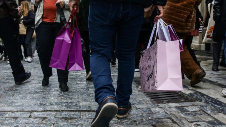 Πότε αρχίζει το εορταστικό ωράριο για το Πάσχα - Ποια Κυριακή είναι ανοικτά τα καταστήματα