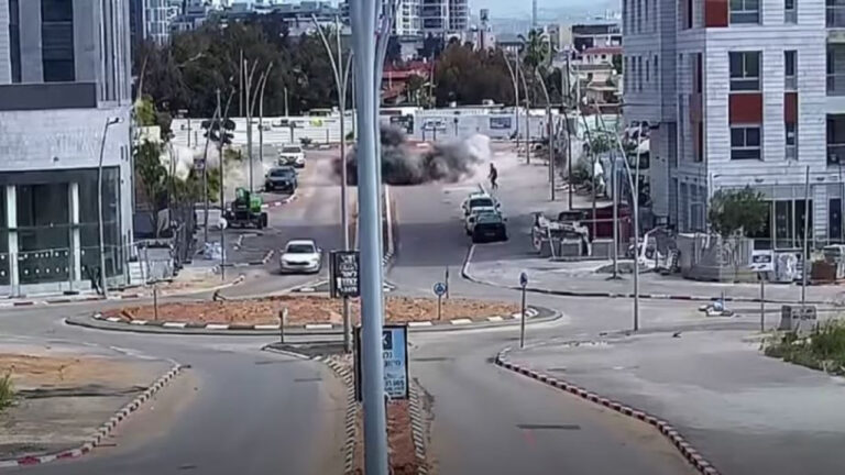 Πύραυλος από το Ιράν πέφτει σε δρόμο στο κεντρικό Ισραήλ - Δείτε το συγκλονιστικό βίντεο