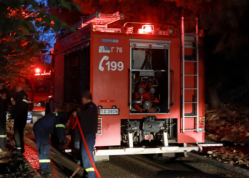 Πυρκαγιά σε εμπορικό χώρο στη Λεωφόρο Βάρης - Κορωπίου