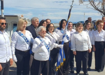 Ρόδος: Η 82χρονη κυρία Σοφία, μαθήτρια του Εσπερινού ΕΠΑΛ, παρήλασε μπροστά σε χιλιάδες κόσμου