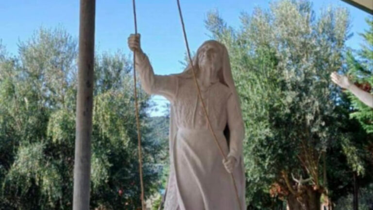 Ρόδος: O ανδριάντας της θρυλικής «Κυράς της Ρω» θα τοποθετηθεί σε βράχο