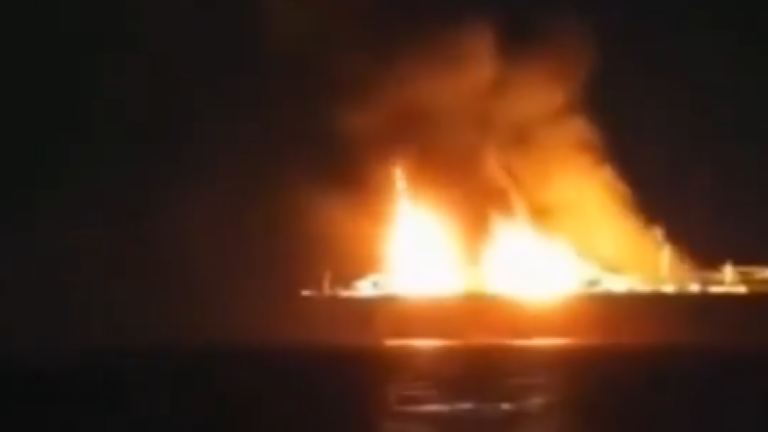 Ρωσικής σημαίας τάνκερ με LNG φλέγεται στη Μεσόγειο - Άγνωστη η τύχη του πληρώματος – Δείτε βίντεο