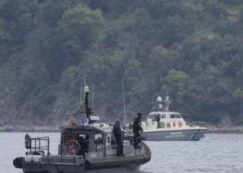 Σε εξέλιξη η επίχειρηση απεγκλωβισμού δύτη στα Λιμανάκια Βουλιαγμένης