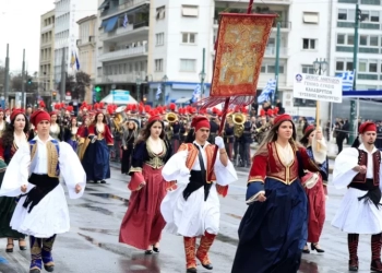 Σε εξέλιξη η μαθητική παρέλαση στην Αθήνα - Δείτε φωτογραφίες