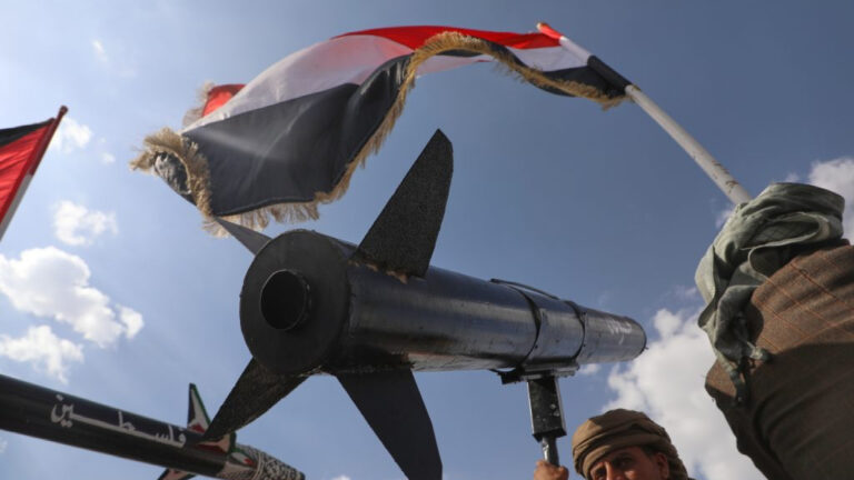 Σενάριο τρόμου: Το Ιράν πιέζει τους Χούθι να «είναι έτοιμοι να μπλοκάρουν την Ερυθρά Θάλασσα»