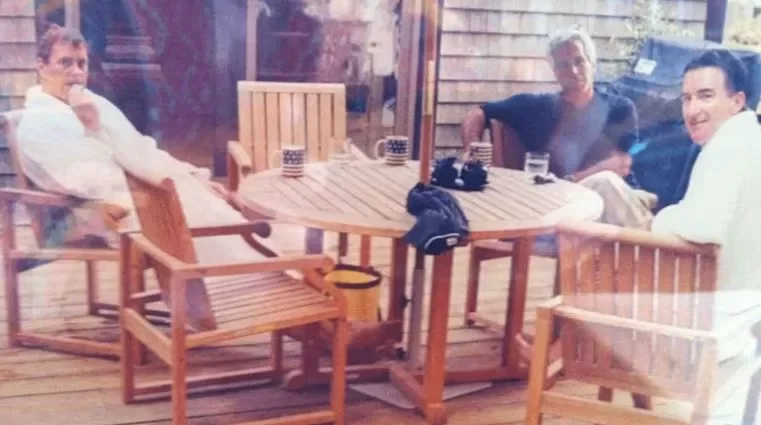 Σκάνδαλο Έπσταϊν: Φωτογραφίες Άντριου- Μάντελσον με μπουρνούζια, σε βεράντα προκαλούν νέο σάλο